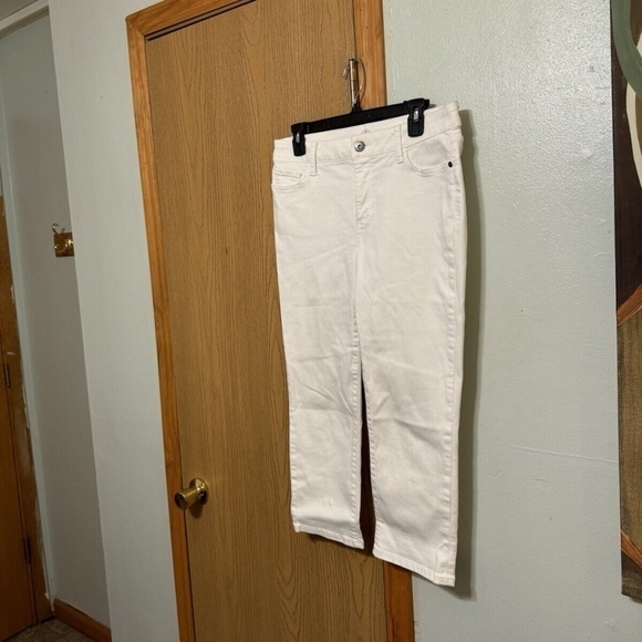 St. John's Bay Size 6 Solid White Mid-Rise Cropped Jeans w/22.5" Inseam - EUC - Picture 1 of 5